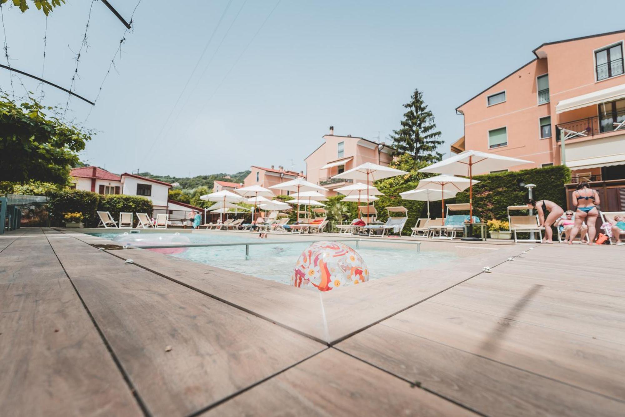 Residence Holidays ปิเอตราลิกูเร ภายนอก รูปภาพ